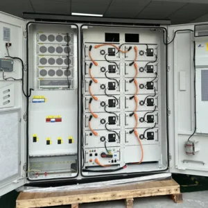 Коммерческая и промышленная система хранения энергии, вид спереди, 100 кВт, 215 кВтч, воздушное охлаждение